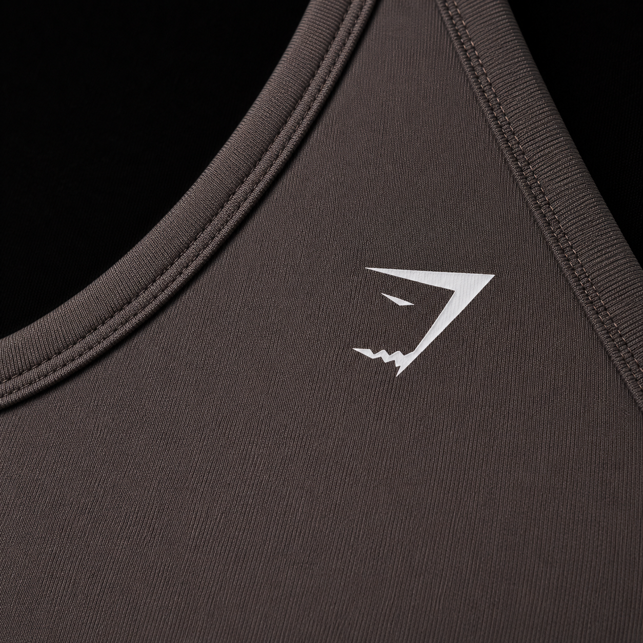 Gymshark Everyday Seamless Crop Tank Cool Brown, detalle de logo y material — Crazy!Duck Hype