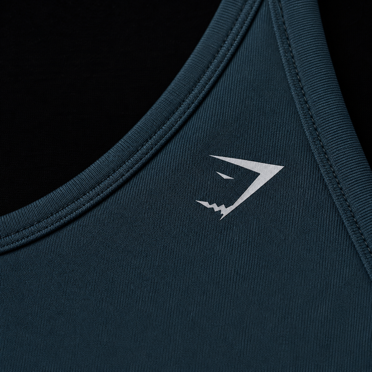 Gymshark Everyday Seamless Crop Tank GS Stealth Blue, detalle de logo y material — Crazy!Duck Hype