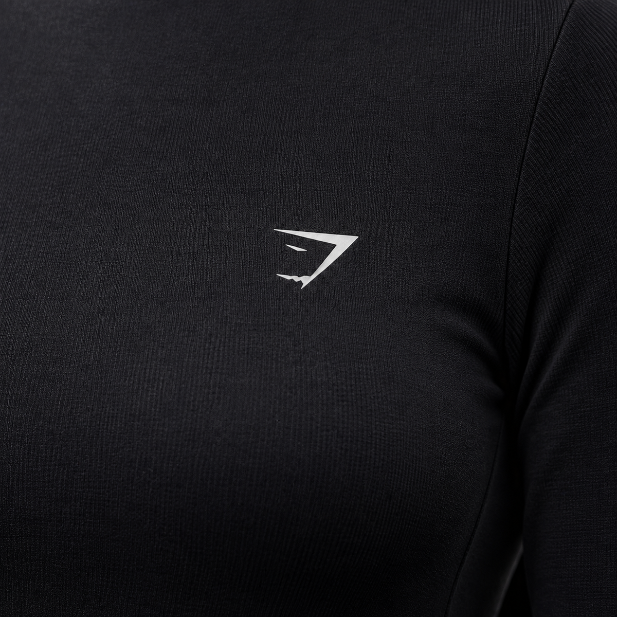 Gymshark Everyday Seamless Wide Neck Long Sleeve Top Black, detalle de logo y material — Crazy!Duck Hype