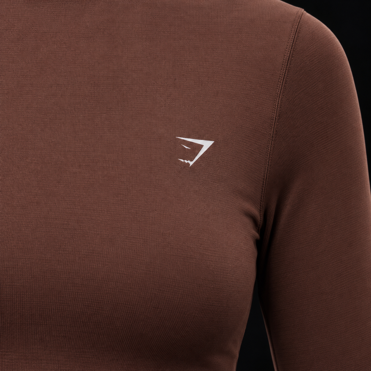 Gymshark Everyday Seamless Wide Neck Long Sleeve Top Espresso Brown, detalle de logo y material — Crazy!Duck Hype