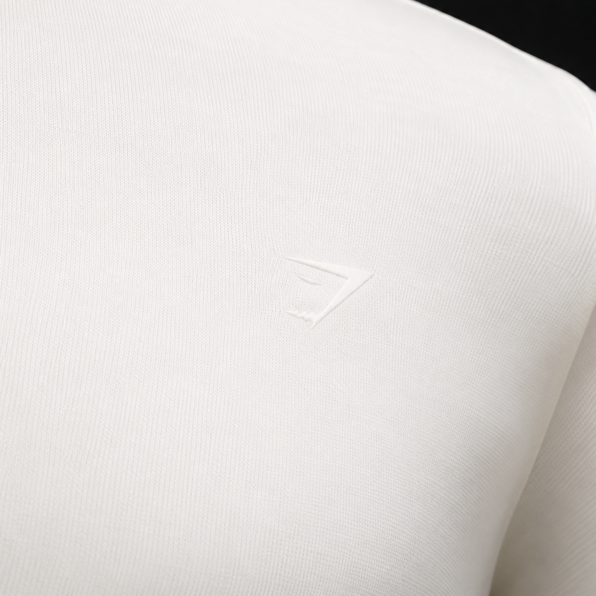 Gymshark Everyday Seamless Wide Neck Long Sleeve Top Soft White, detalle de logo y material — Crazy!Duck Hype