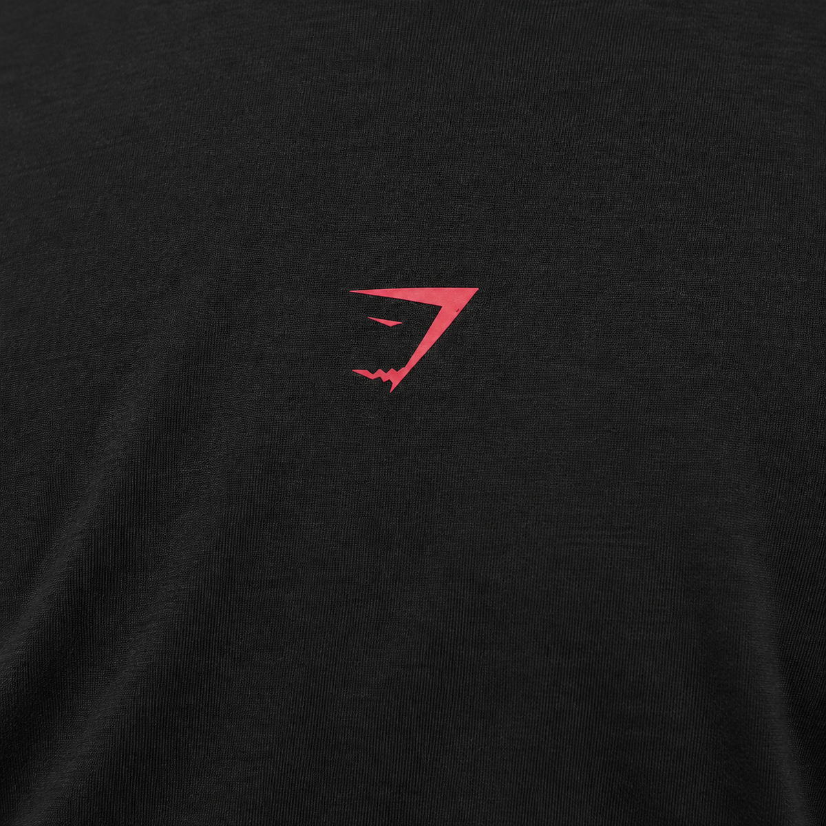 Gymshark Power T-Shirt Black/Conditioning Red, detalle de logo y material — Crazy!Duck Hype