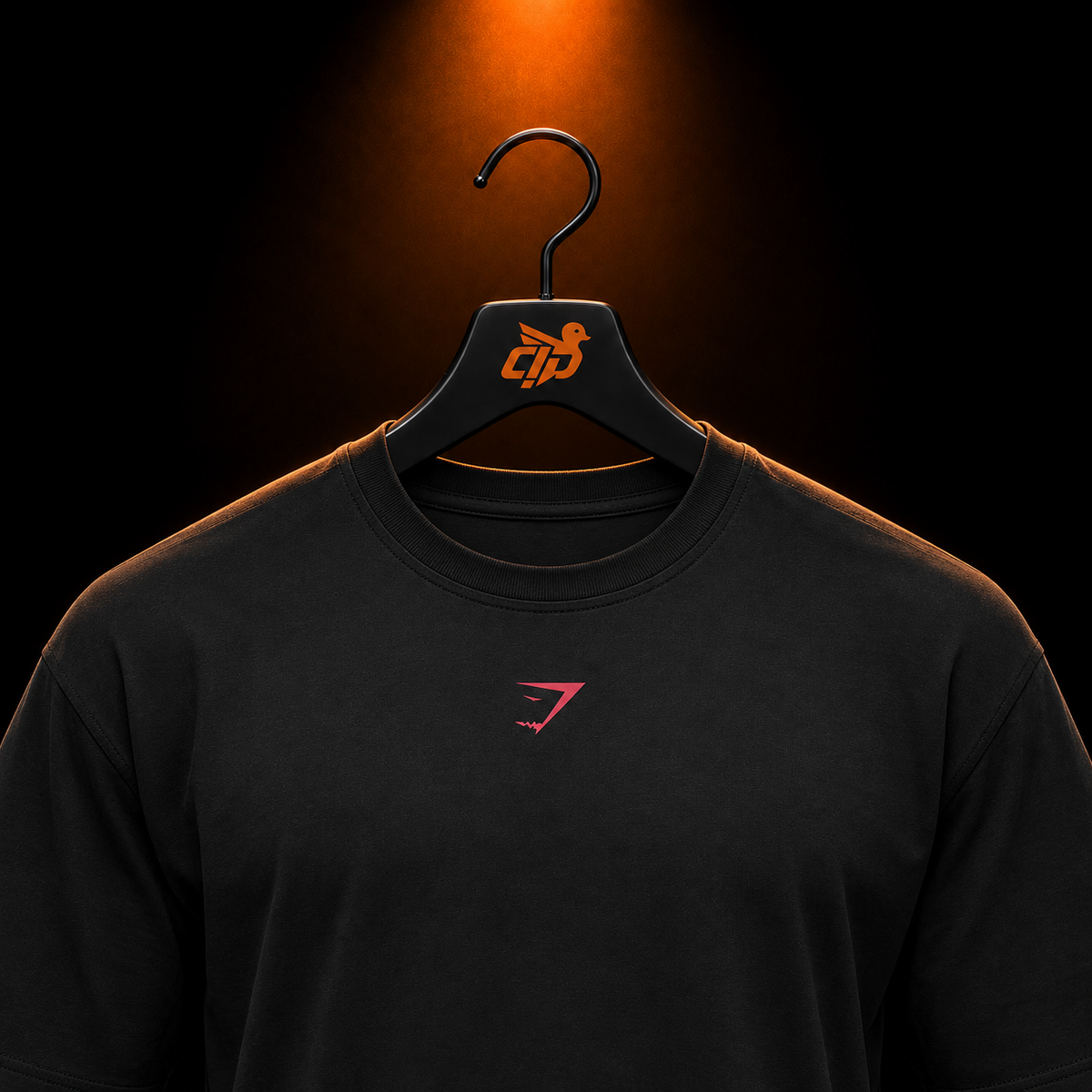 Gymshark Power T-Shirt Black/Conditioning Red con presentación de producto — Crazy!Duck Hype