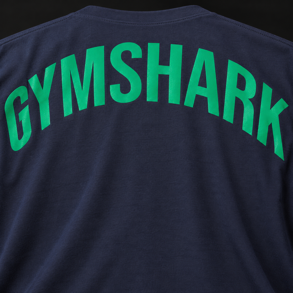 Gymshark Power T-Shirt Heavy Blue/Track Green, detalle de estampado y diseño — Crazy!Duck Hype
