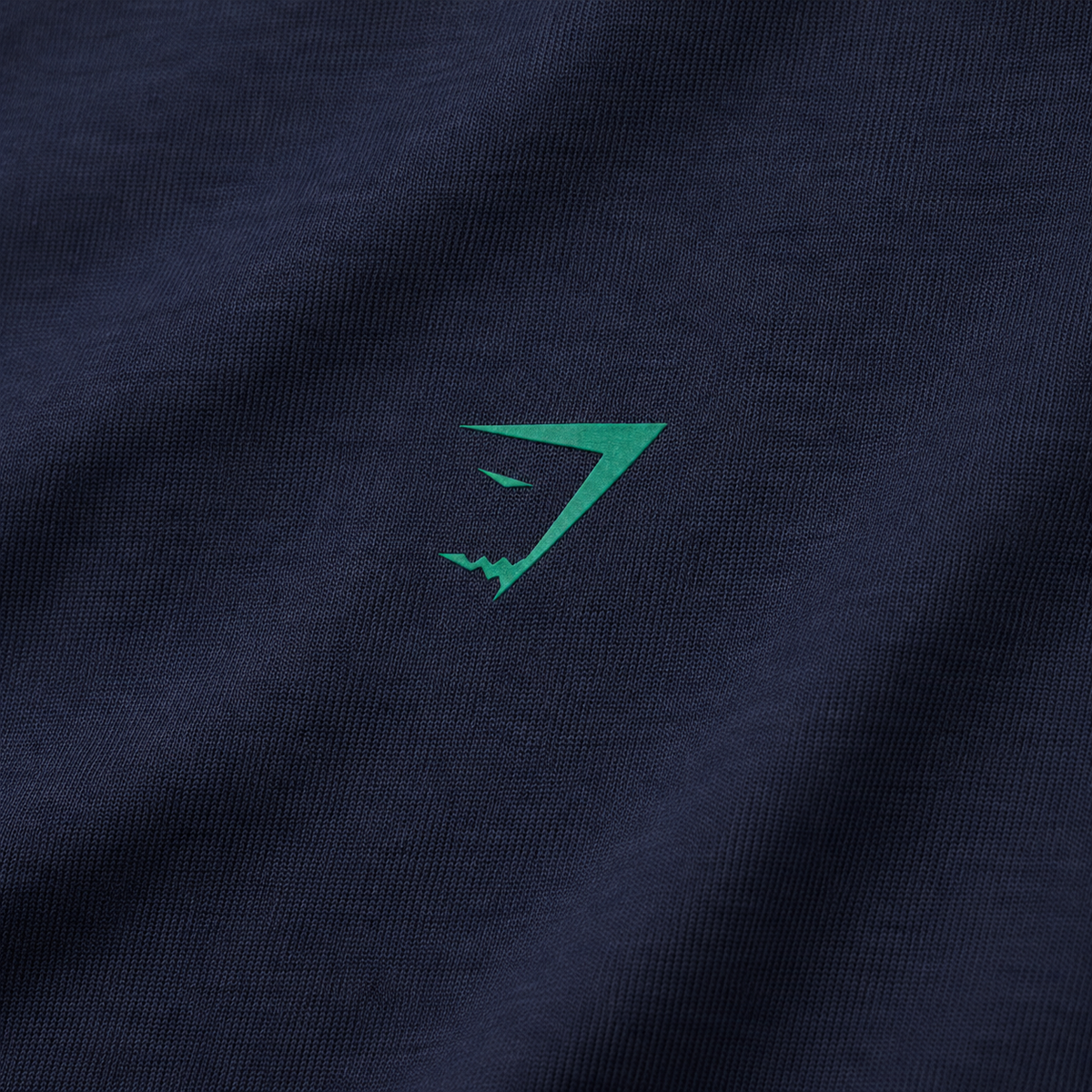 Gymshark Power T-Shirt Heavy Blue/Track Green, detalle de logo y material — Crazy!Duck Hype