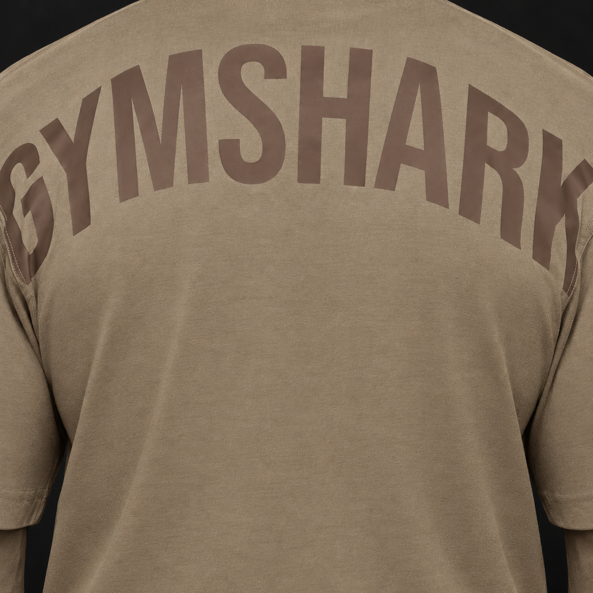 Gymshark Power T-Shirt Lifestyle Brown, detalle de estampado y diseño — Crazy!Duck Hype