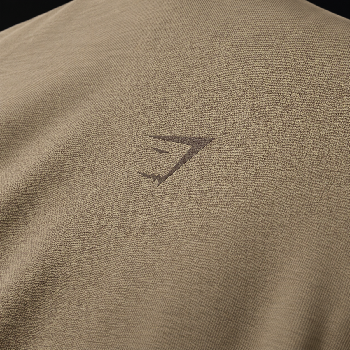 Gymshark Power T-Shirt Lifestyle Brown, detalle de logo y material — Crazy!Duck Hype