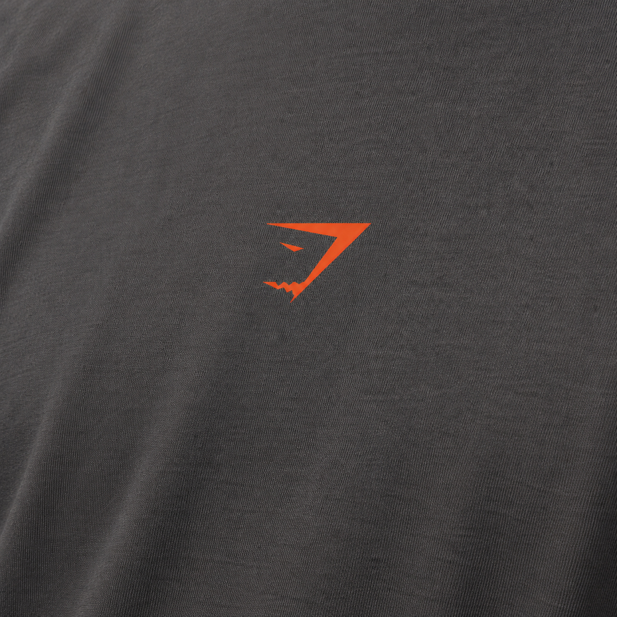 Gymshark Power T-Shirt Onyx Grey/Bold Orange, detalle de logo y material — Crazy!Duck Hype