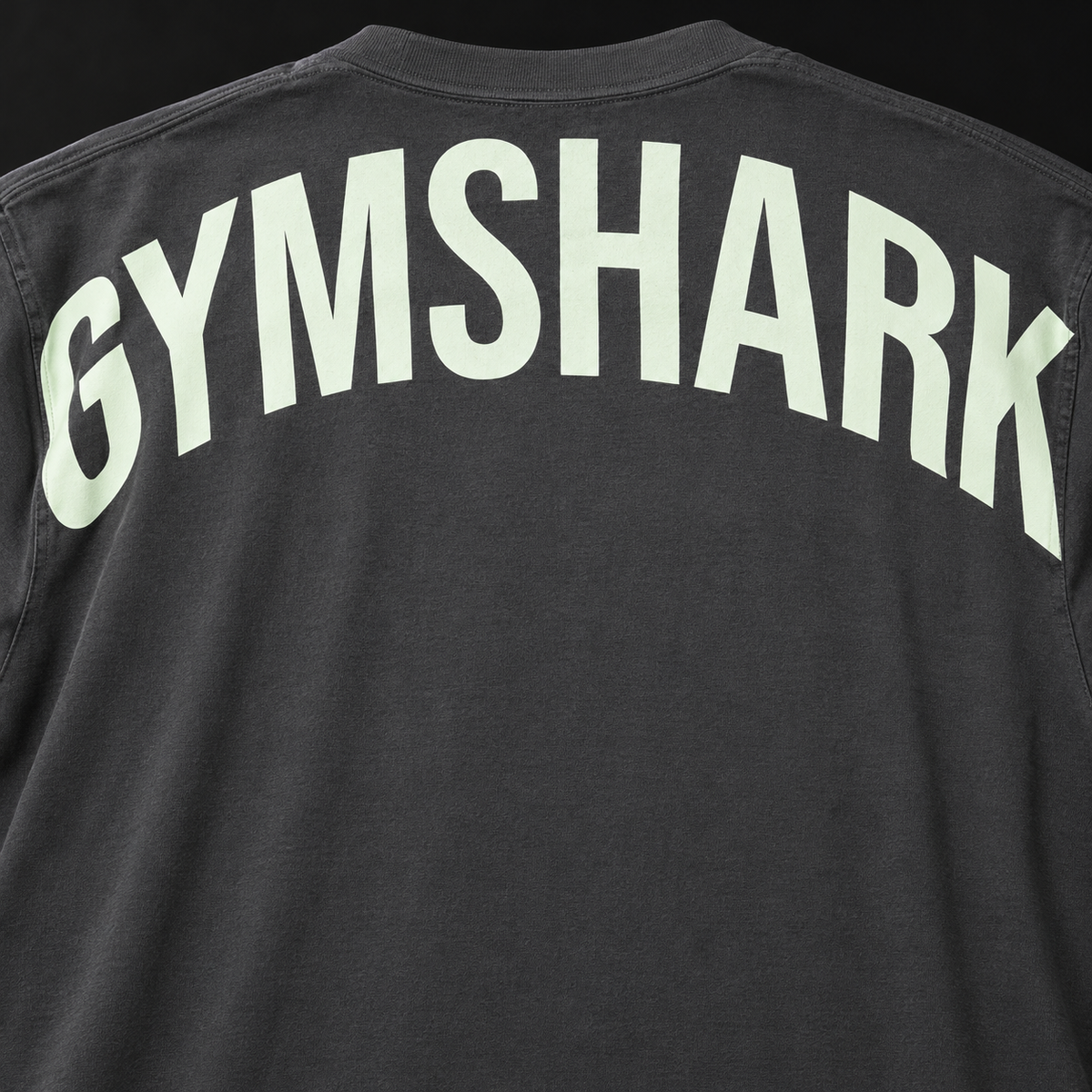 Gymshark Power T-Shirt Onyx Grey/Sprint Green, detalle de estampado y diseño — Crazy!Duck Hype