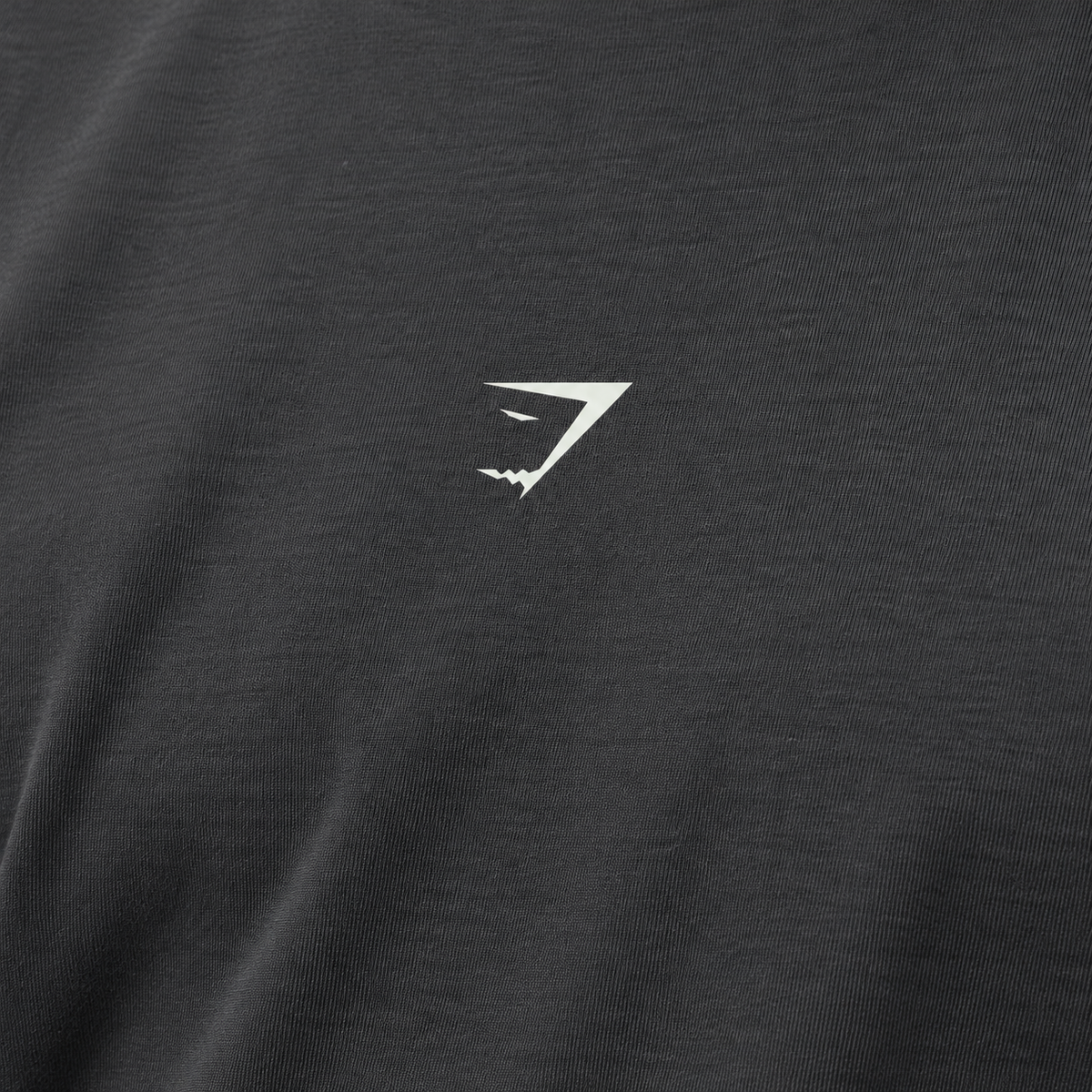 Gymshark Power T-Shirt Onyx Grey/Sprint Green, detalle de logo y material — Crazy!Duck Hype