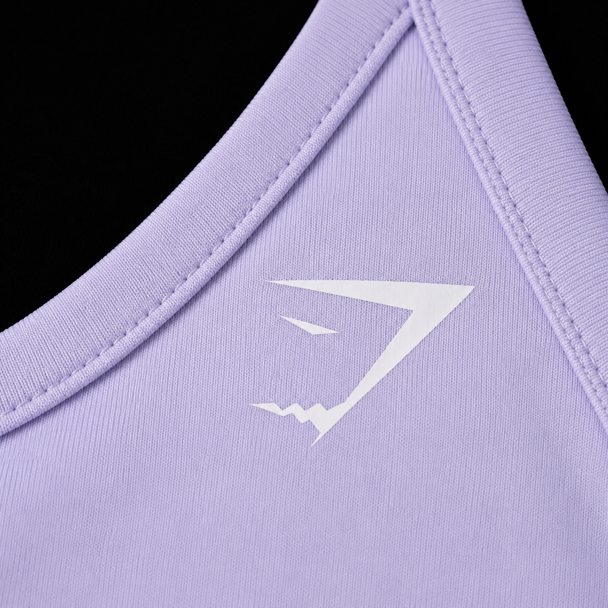 Gymshark Ruched Sports Bra Warm Lilac, detalle de logo y material — Crazy!Duck Hype
