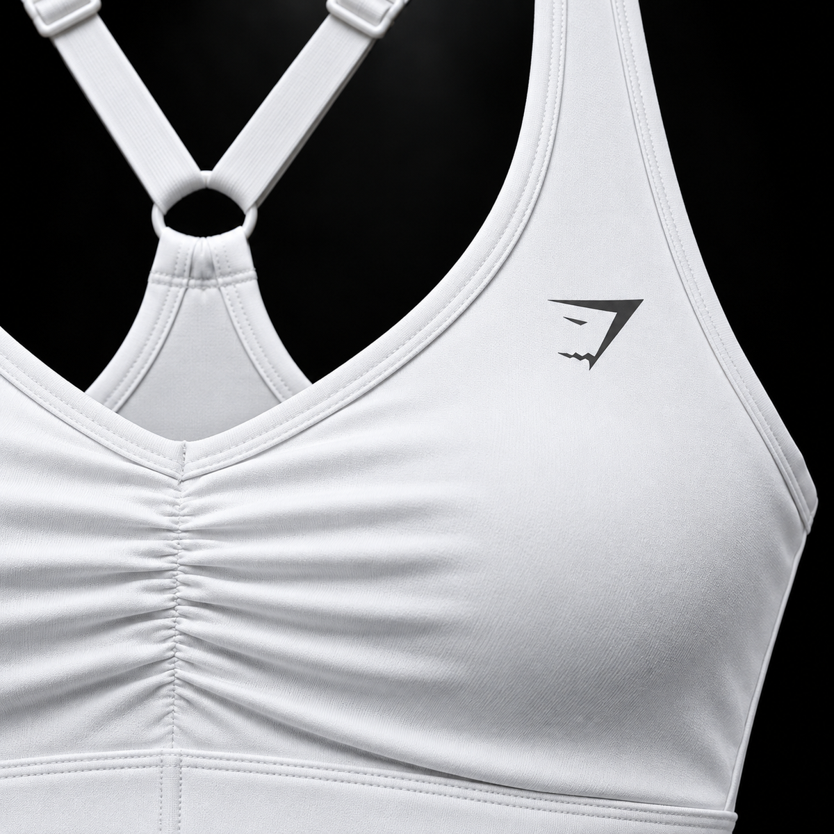Gymshark Ruched Sports Bra White, detalle de logo y material — Crazy!Duck Hype