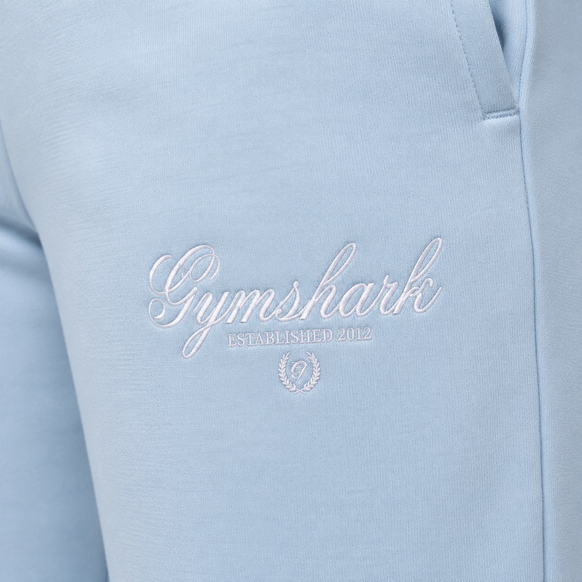 Gymshark Script Embroidery Joggers Chilled Blue, detalle de bordado — Crazy!Duck Hype
