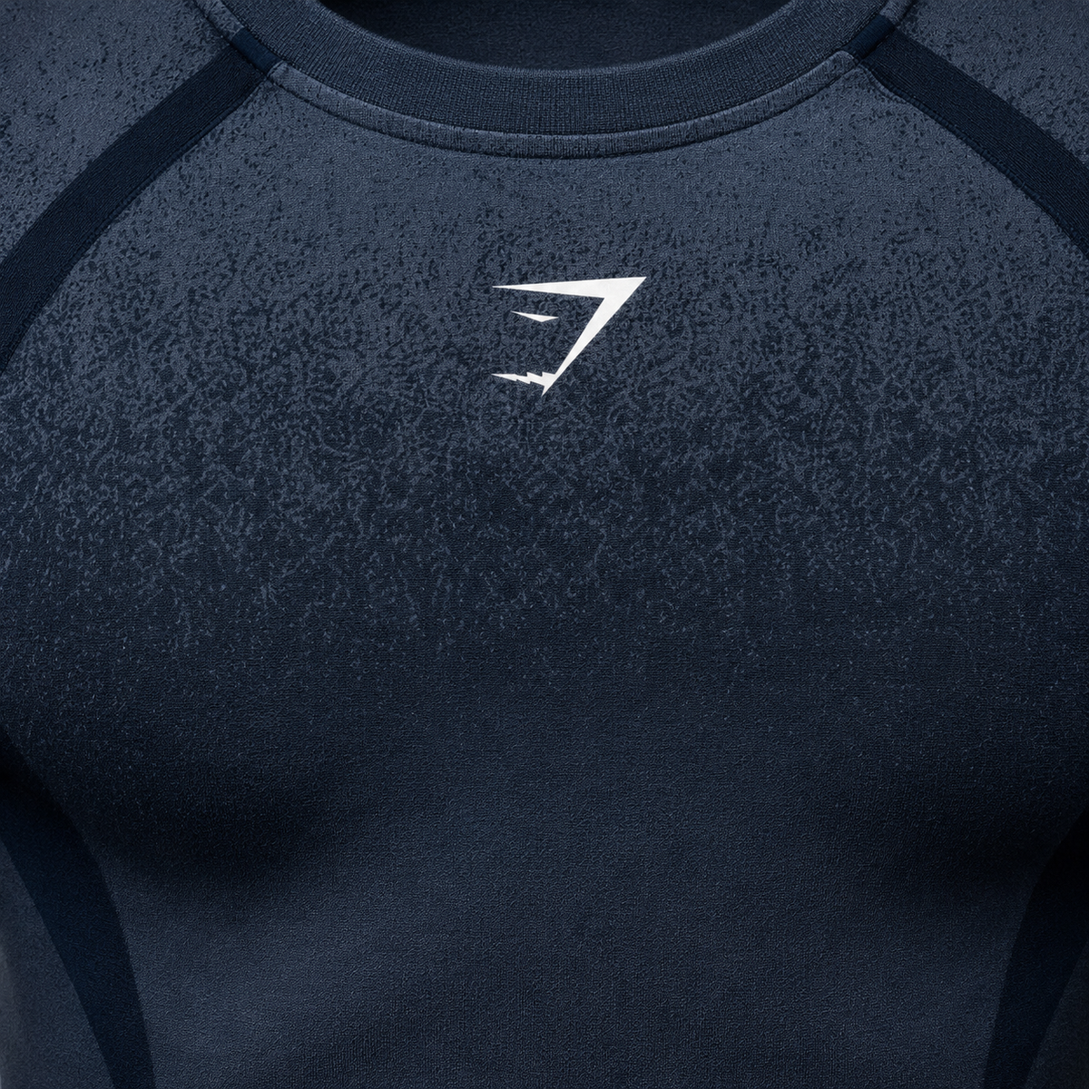 Gymshark Shadow Seamless Long Sleeve T-Shirt Heavy Blue, detalle de logo y material — Crazy!Duck Hype