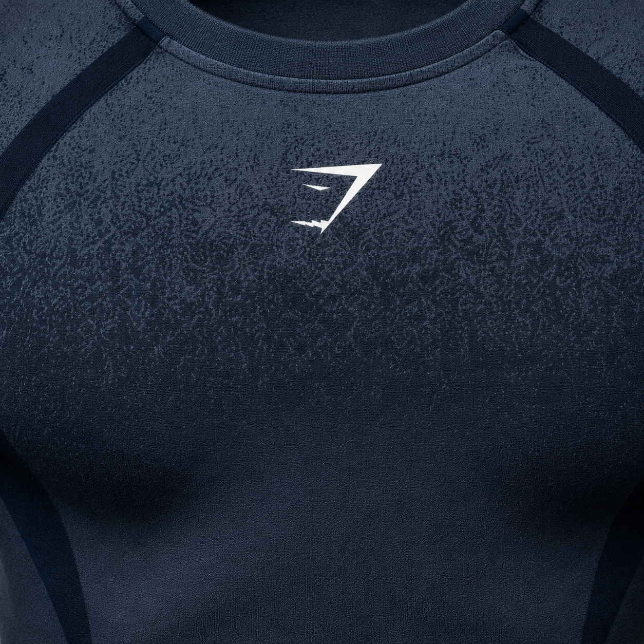 Gymshark Shadow Seamless Long Sleeve T-Shirt Heavy Blue, detalle de logo y material — Crazy!Duck Hype