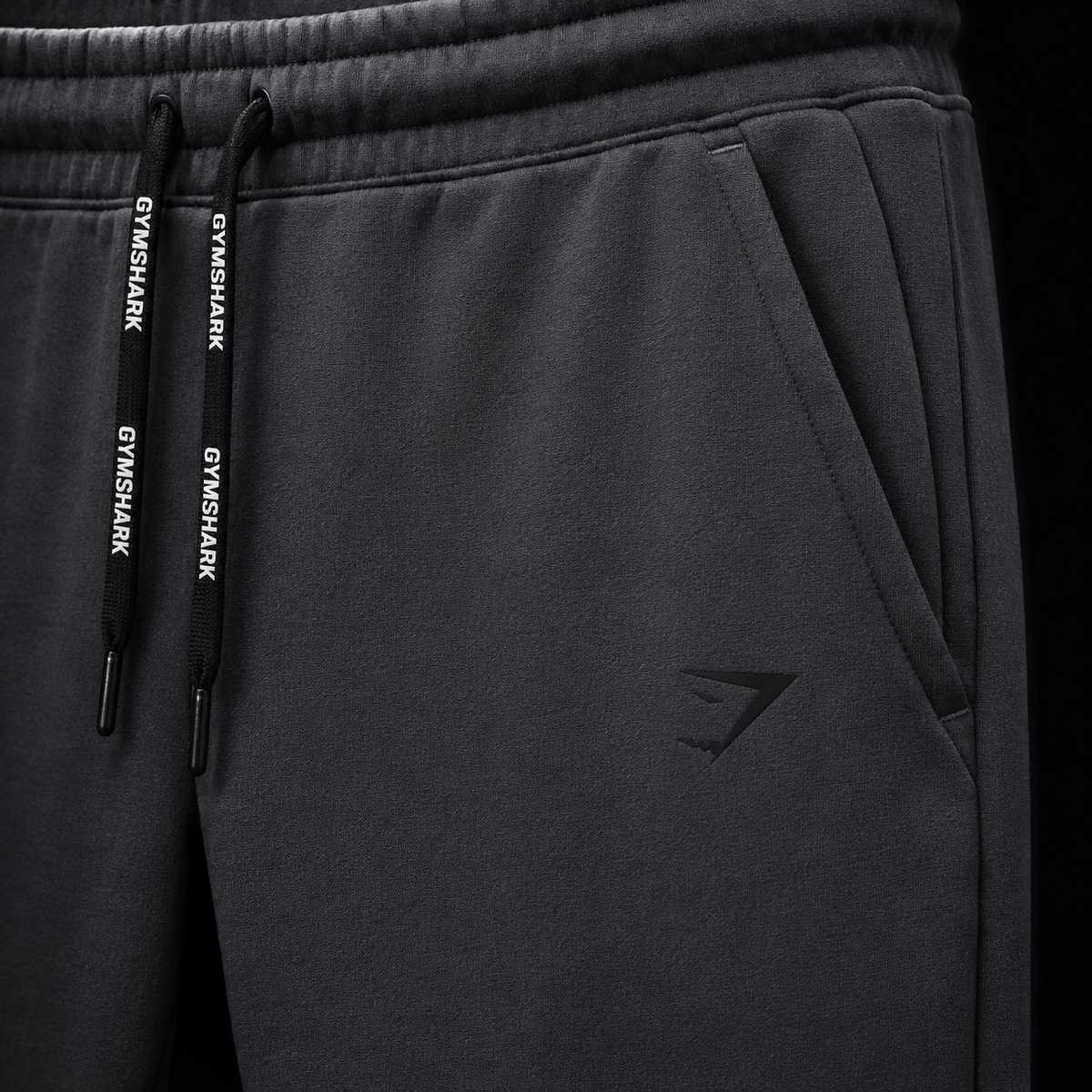 Gymshark Sport Joggers Dark Grey, detalle de logo y bolsillo — Crazy!Duck Hype