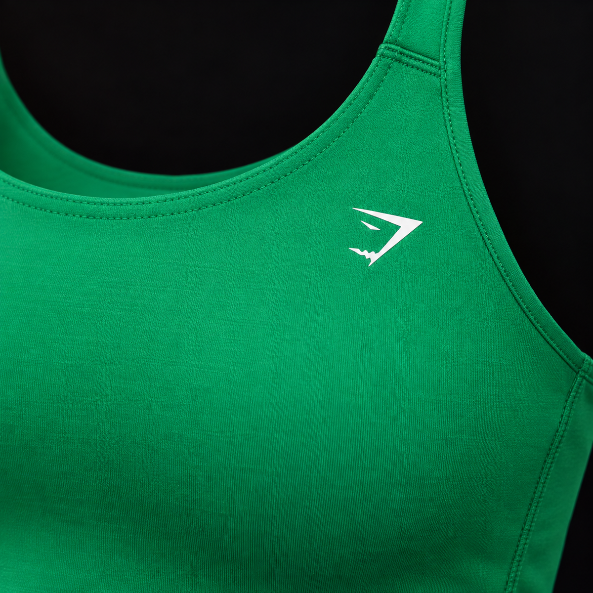 Gymshark Training Shelf Cami Tank Track Green, detalle de logo y material — Crazy!Duck Hype