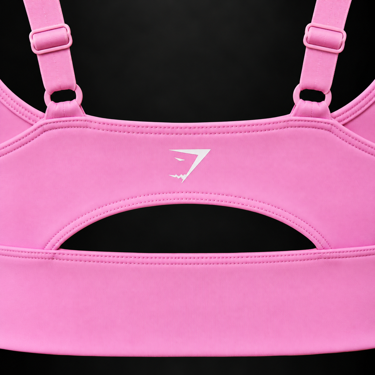 Gymshark Twist Front Sports Bra Focus Pink, detalle de logo y material — Crazy!Duck Hype