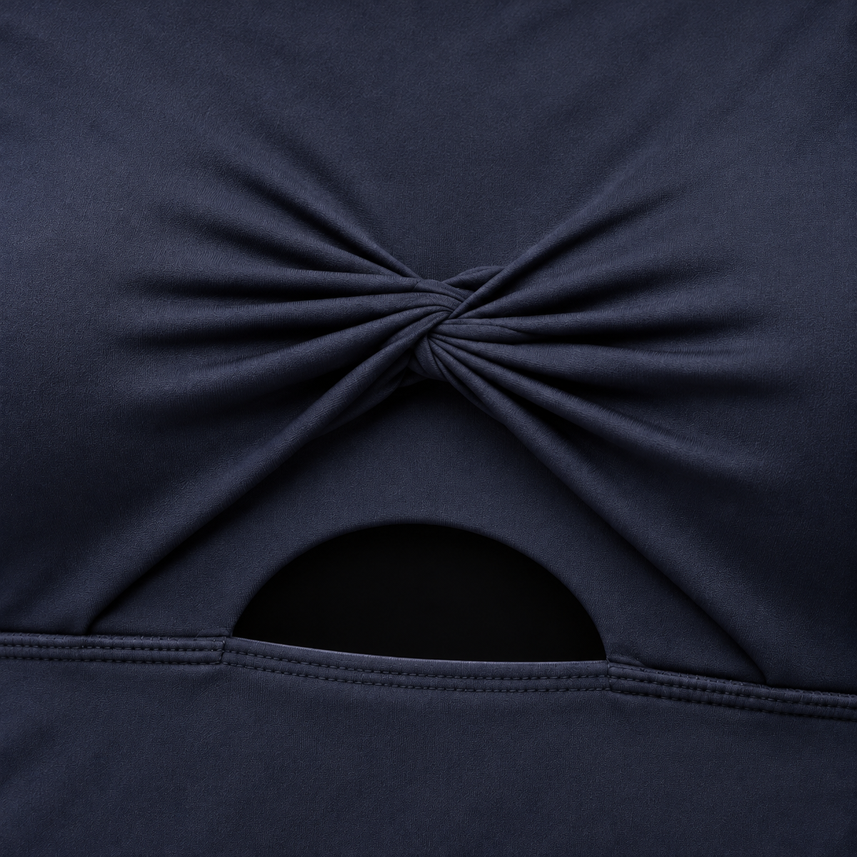 Gymshark Twist Front Sports Bra Heavy Blue, detalle de logo y material — Crazy!Duck Hype