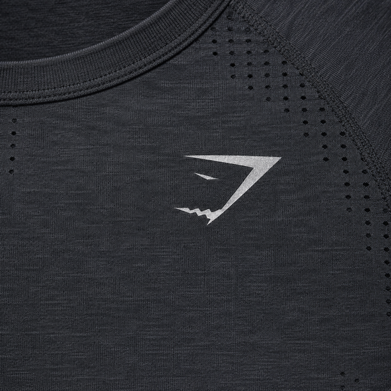 Gymshark Vital Seamless 2.0 Crop Top Grey, detalle de logo y material — Crazy!Duck Hype