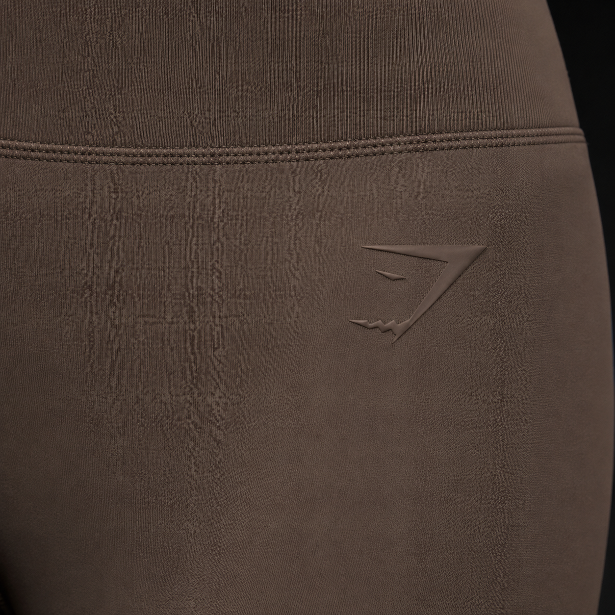 Gymshark Whitney Flared Leggings Soft Brown, detalle de logo y material — Crazy!Duck Hype