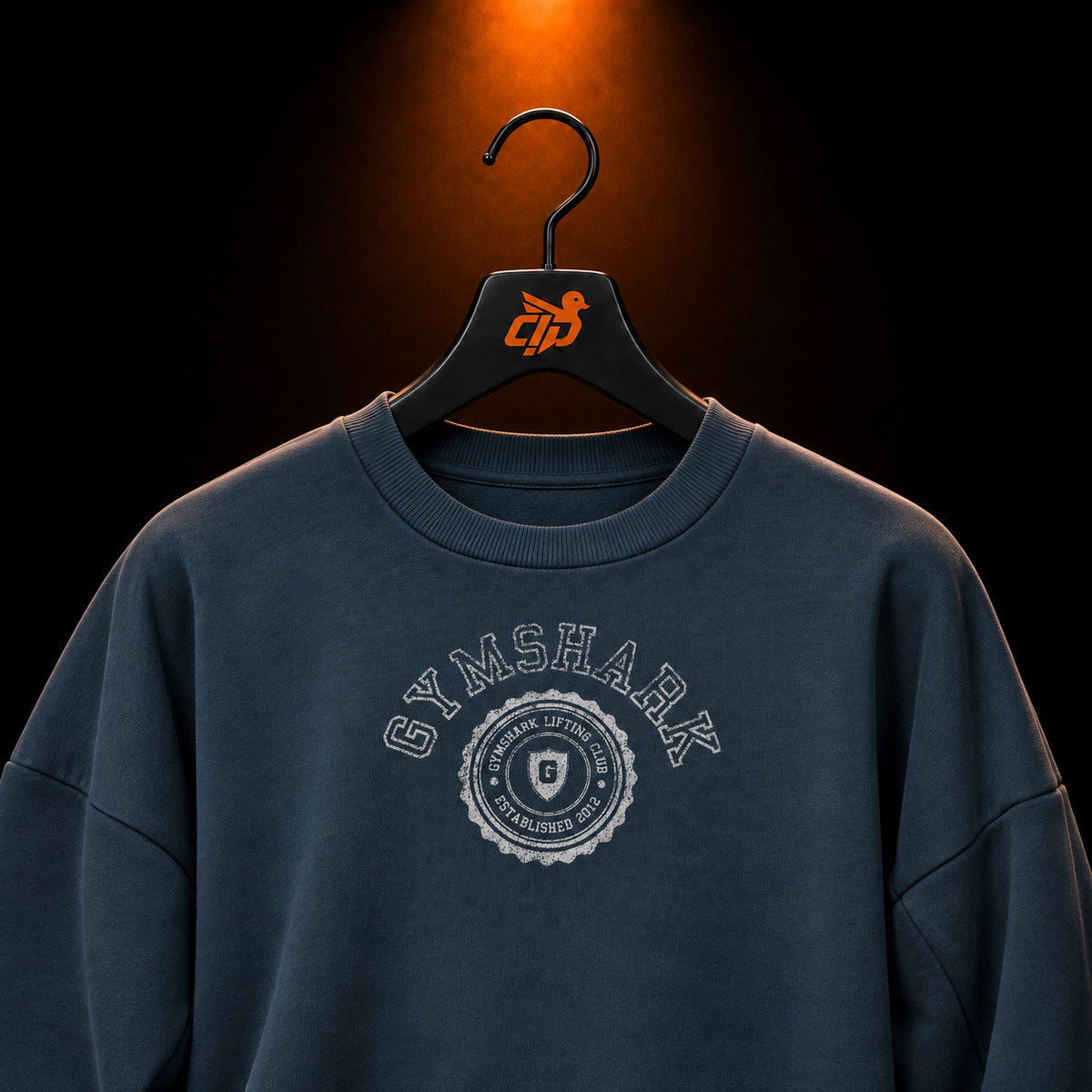 Gymshark Worn Crest Graphic Sweatshirt GS Stealth Blue con presentación de producto — Crazy!Duck Hype