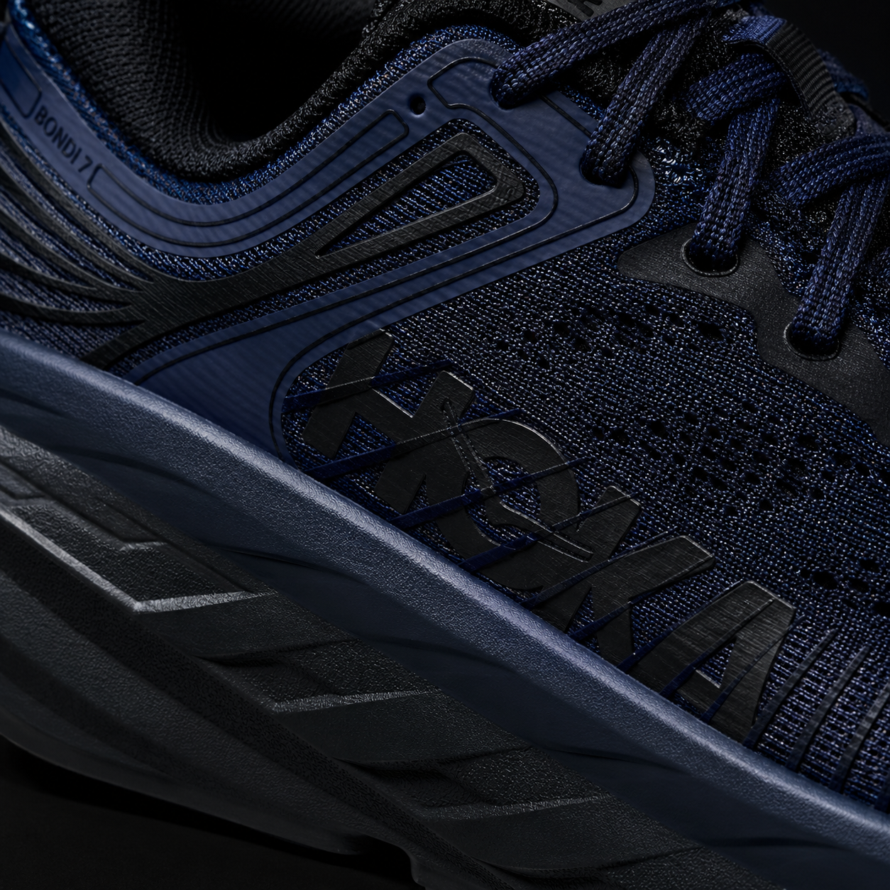 Hoka Bondi 7 Black Navy, detalle de logo y material — Crazy!Duck Hype