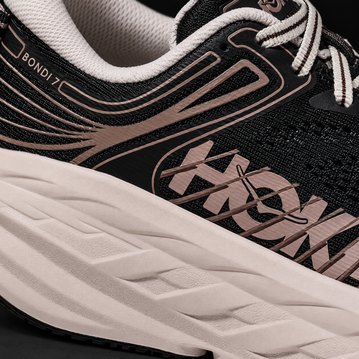 Hoka Bondi 7 Black Rose Cream, detalle de logo y material — Crazy!Duck Hype