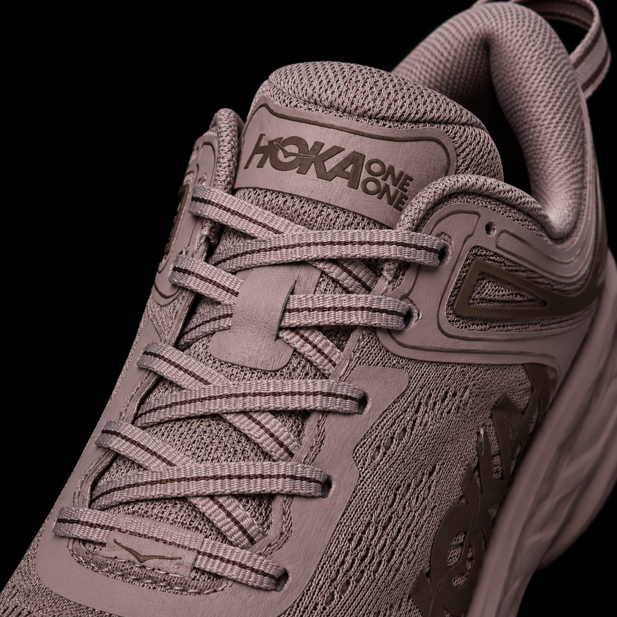 Hoka Bondi 7 Date Sugar Syrup, detalle de agujetas — Crazy!Duck Hype