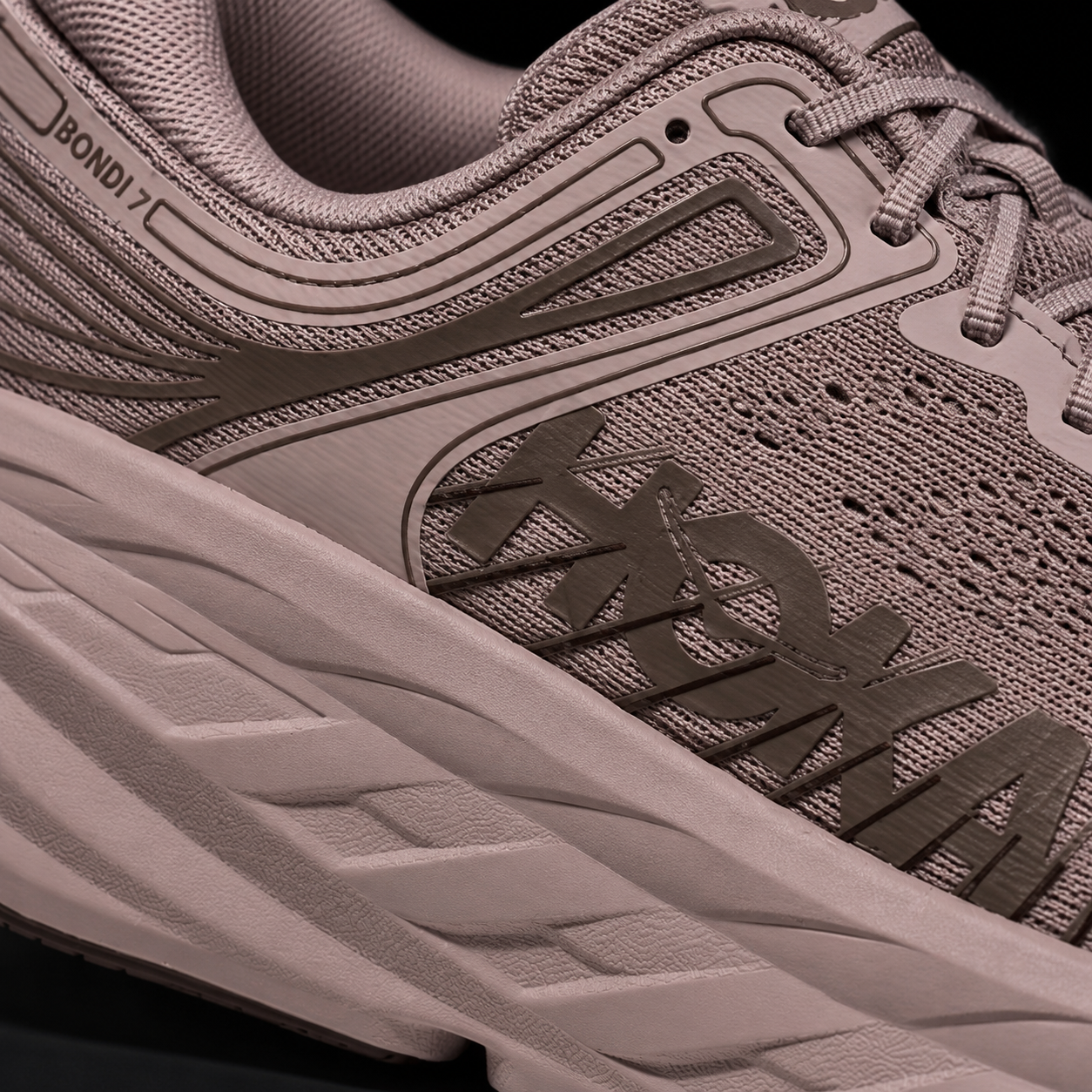 Hoka Bondi 7 Date Sugar Syrup, detalle de logo y material — Crazy!Duck Hype