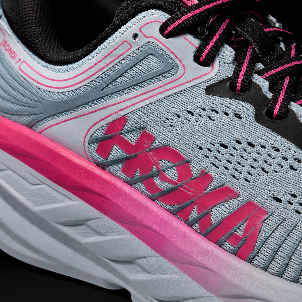 Hoka Bondi 7 Mineral Blue, detalle de logo y material — Crazy!Duck Hype