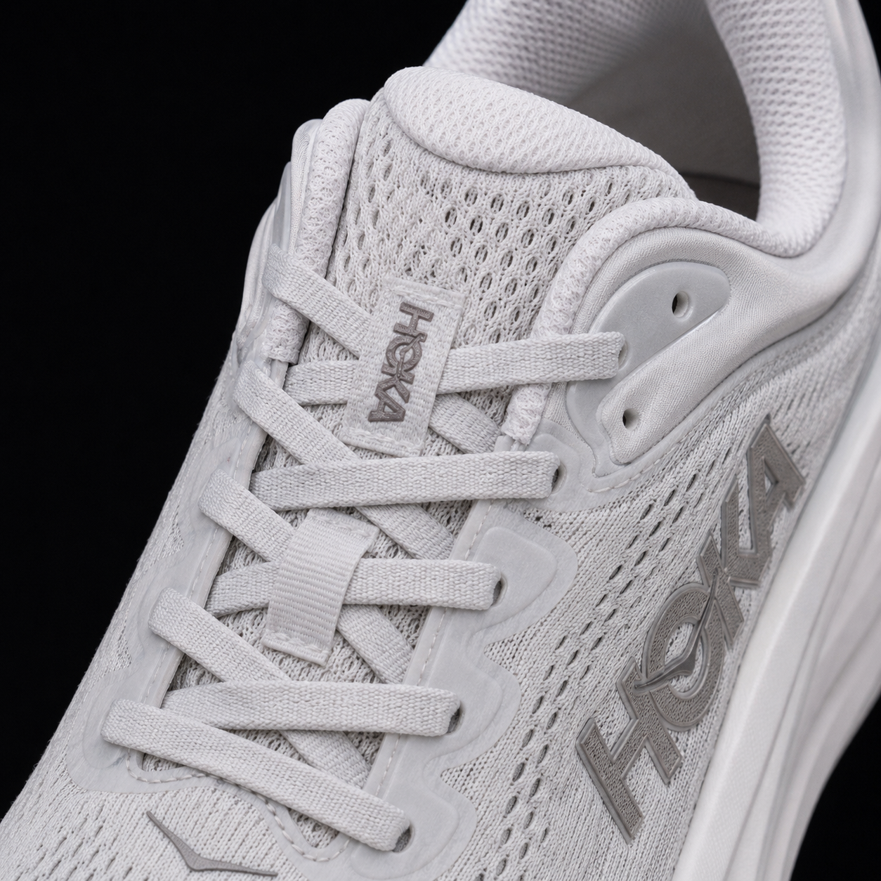Hoka Bondi 9 Stardust Silver, detalle de agujetas — Crazy!Duck Hype