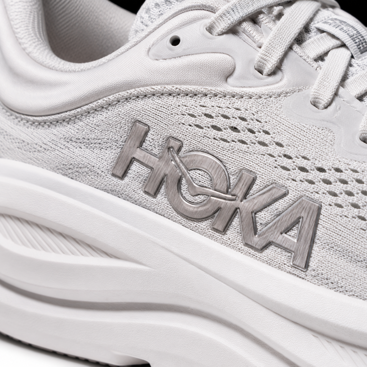 Hoka Bondi 9 Stardust Silver, detalle de logo y material — Crazy!Duck Hype