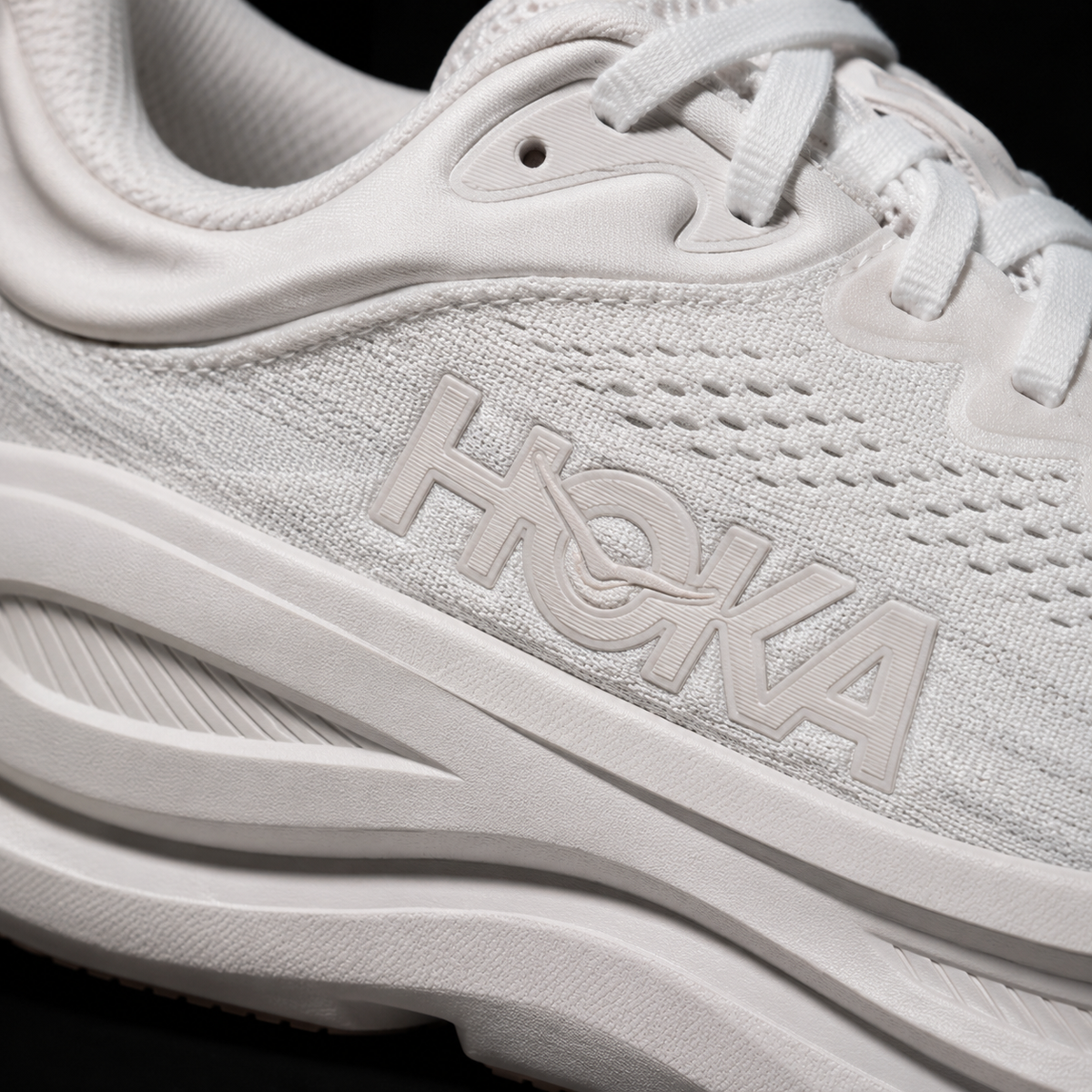 Hoka Bondi 9 White, detalle de logo y material — Crazy!Duck Hype