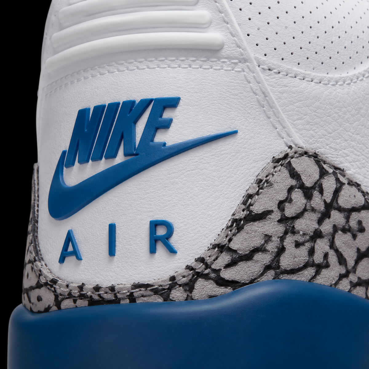 Jordan 3 Retro Royal Blue, detalle de logo y material — Crazy!Duck Hype