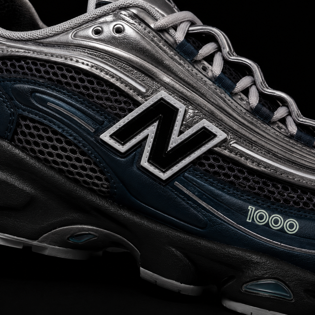 New Balance 1000 Deep Ocean Metallic Silver, detalle de logo y material — Crazy!Duck Hype