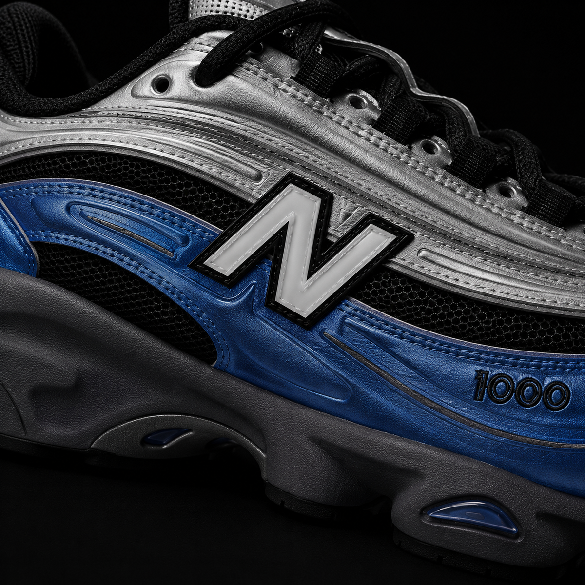 New Balance 1000 Metallic Blue, detalle de logo y material — Crazy!Duck Hype