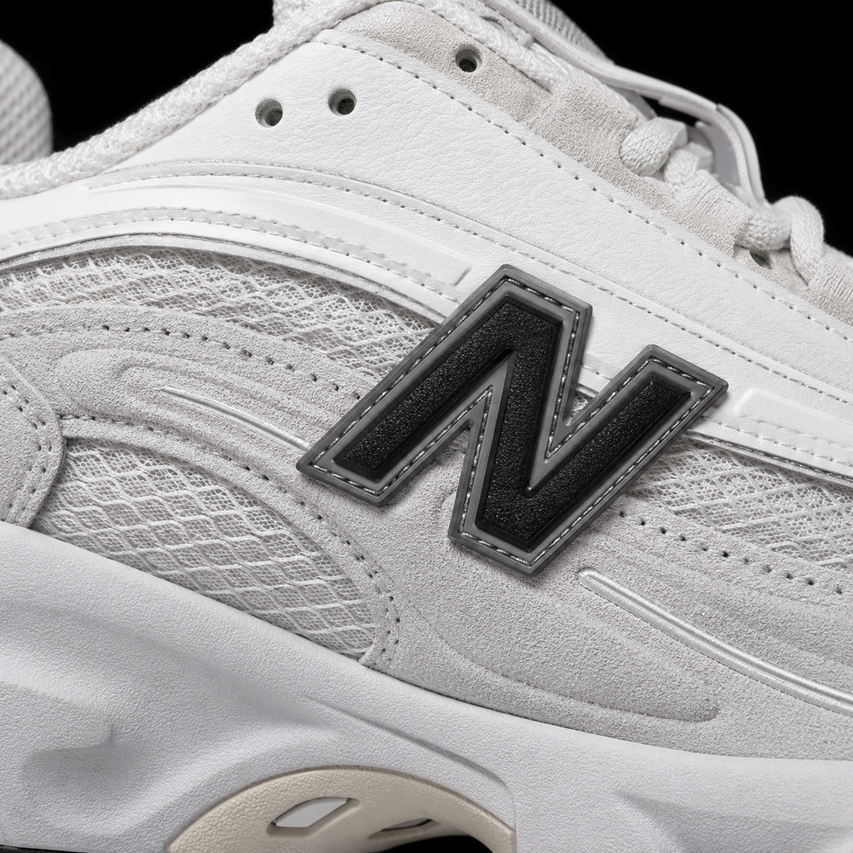 New Balance 1000 Pearl Grey Black, detalle de logo y material — Crazy!Duck Hype
