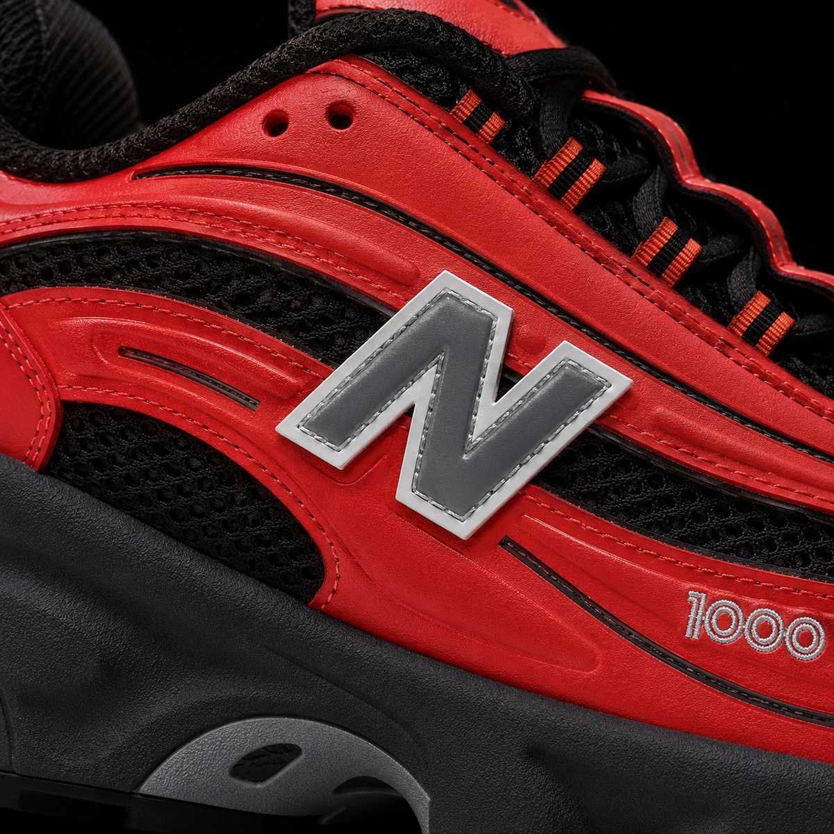 New Balance 1000 Red Black, detalle de logo y material — Crazy!Duck Hype