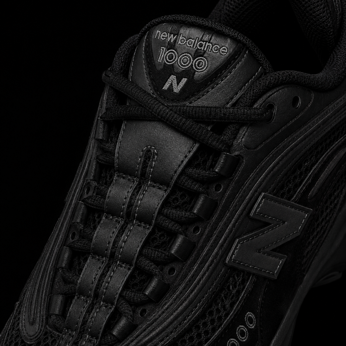New Balance 1000 Triple Black, detalle de agujetas — Crazy!Duck Hype