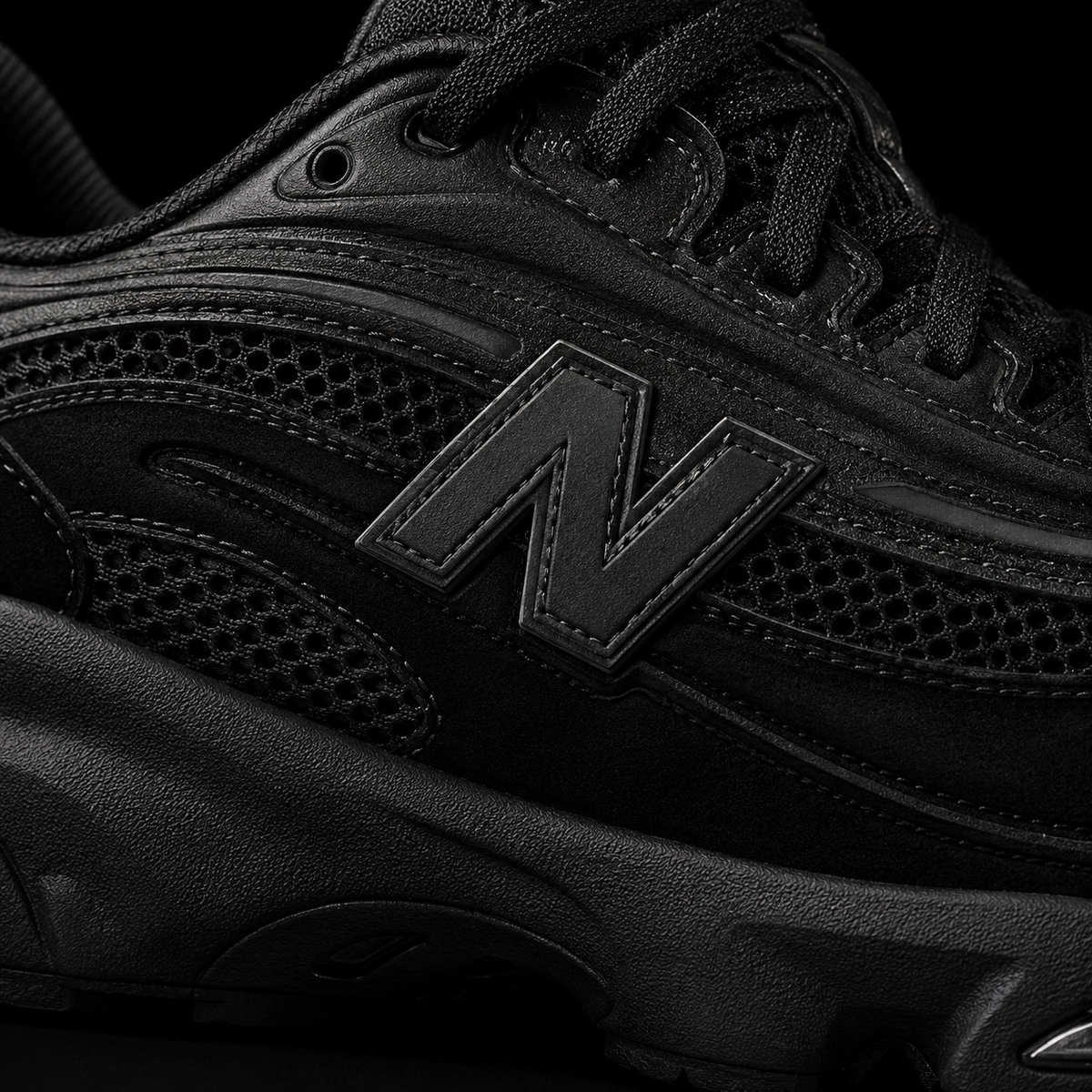 New Balance 1000 Triple Black, detalle de logo y material — Crazy!Duck Hype