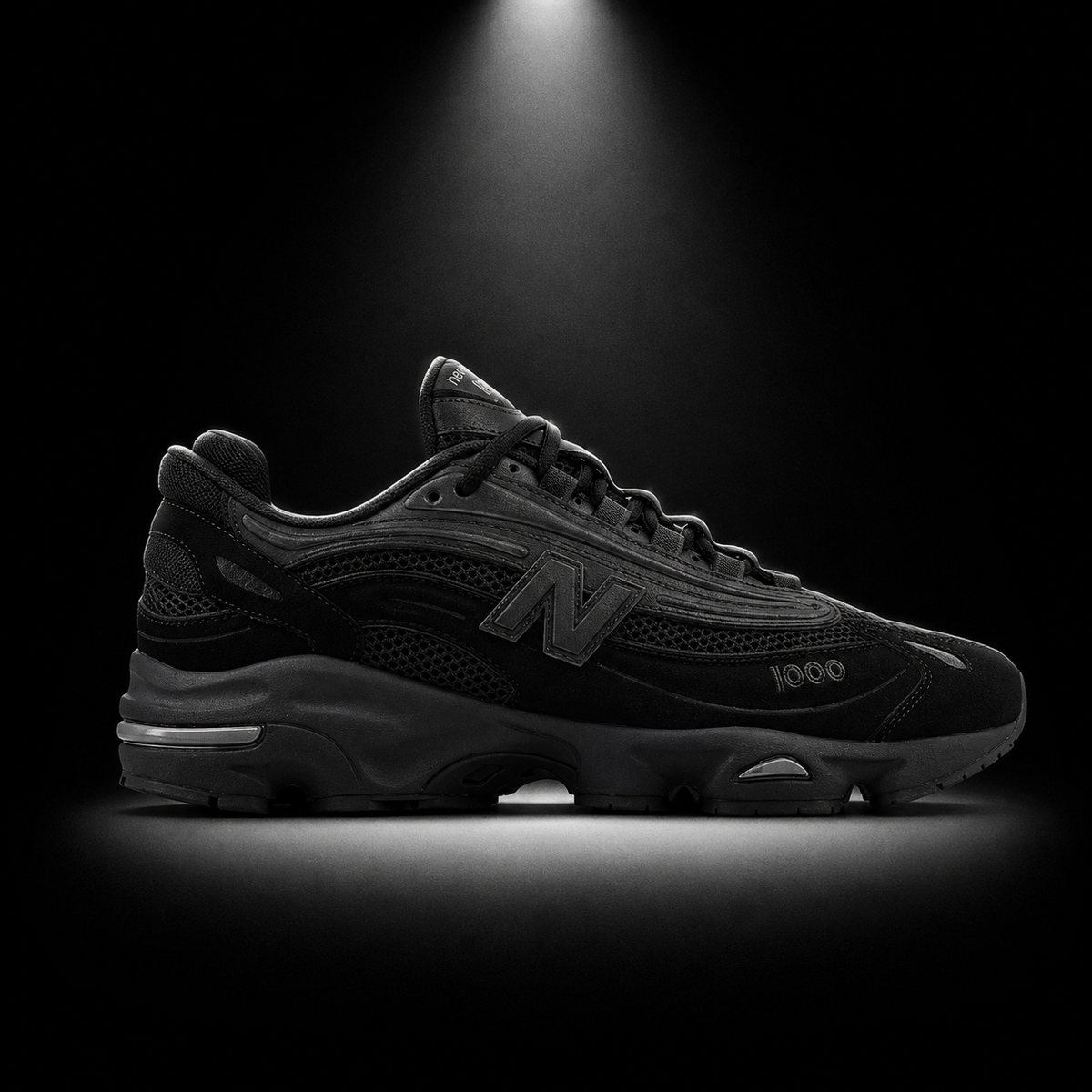 New Balance 1000 Triple Black, vista lateral — Crazy!Duck Hype