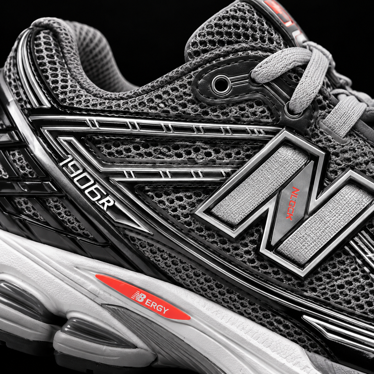 New Balance 1906R Black Metallic Grey Urgent Red, detalle de logo y material — Crazy!Duck Hype