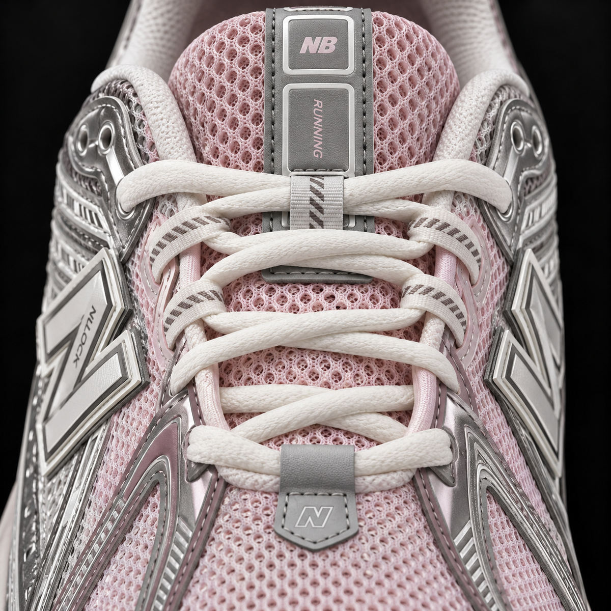 New Balance 1906R Rose Sugar Silver Metallic, detalle de agujetas — Crazy!Duck Hype