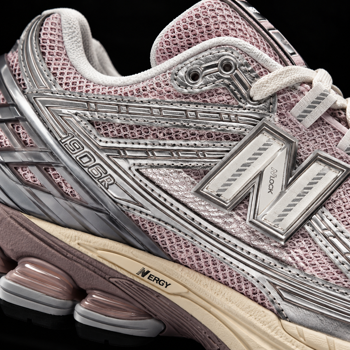 New Balance 1906R Rose Sugar Silver Metallic, detalle de logo y material — Crazy!Duck Hype