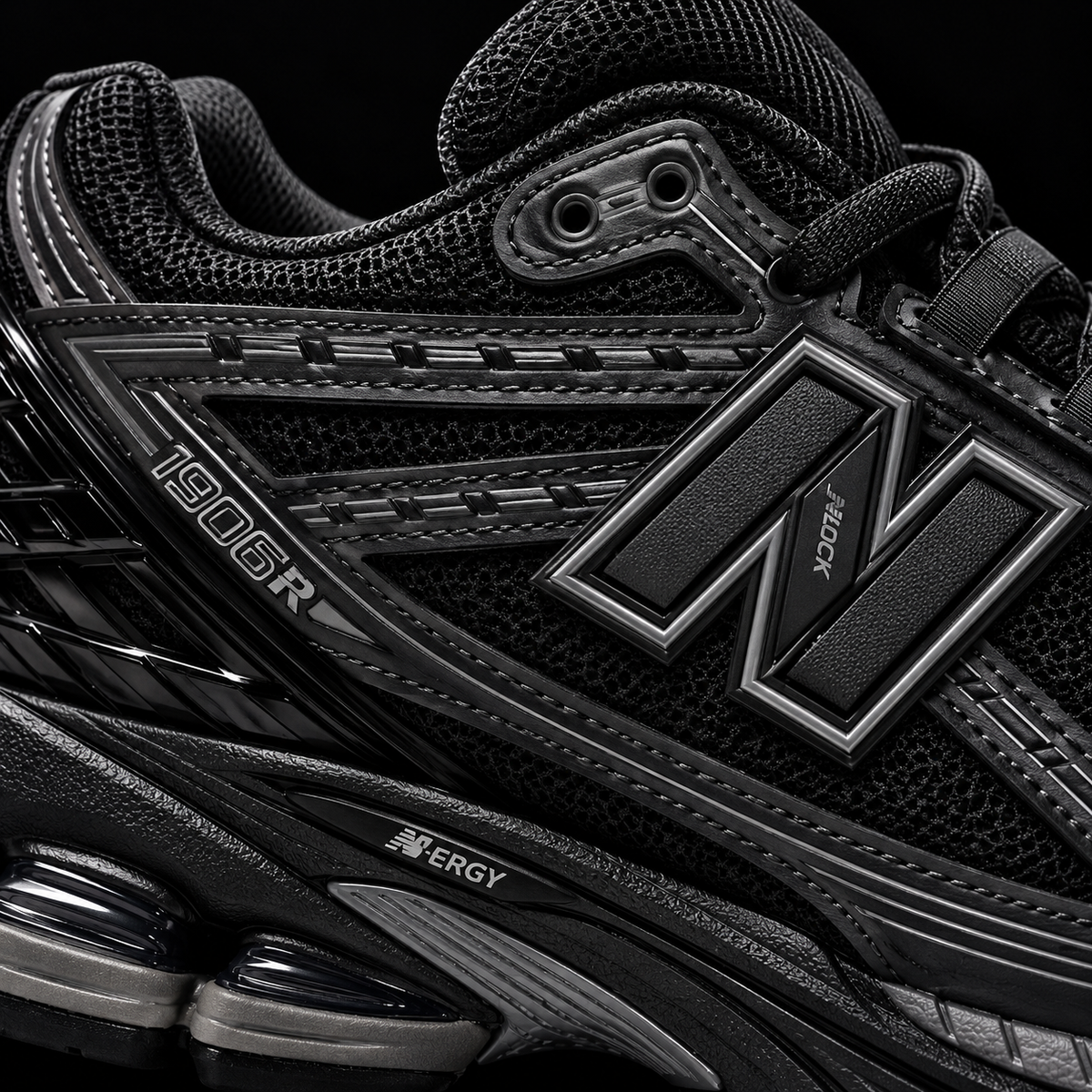 New Balance 1906R Triple Black, detalle de logo y material — Crazy!Duck Hype