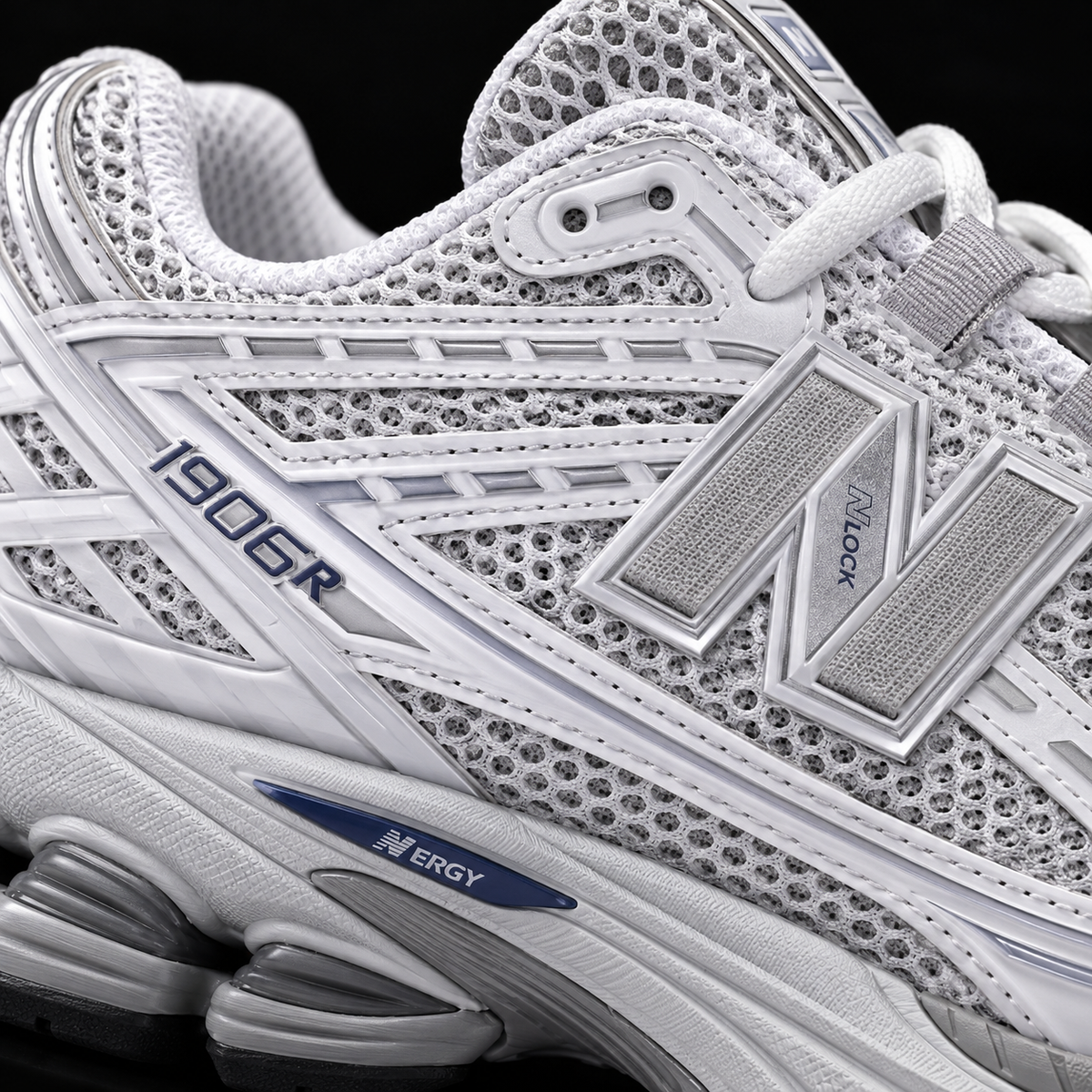New Balance 1906R White Team Royal, detalle de logo y material — Crazy!Duck Hype