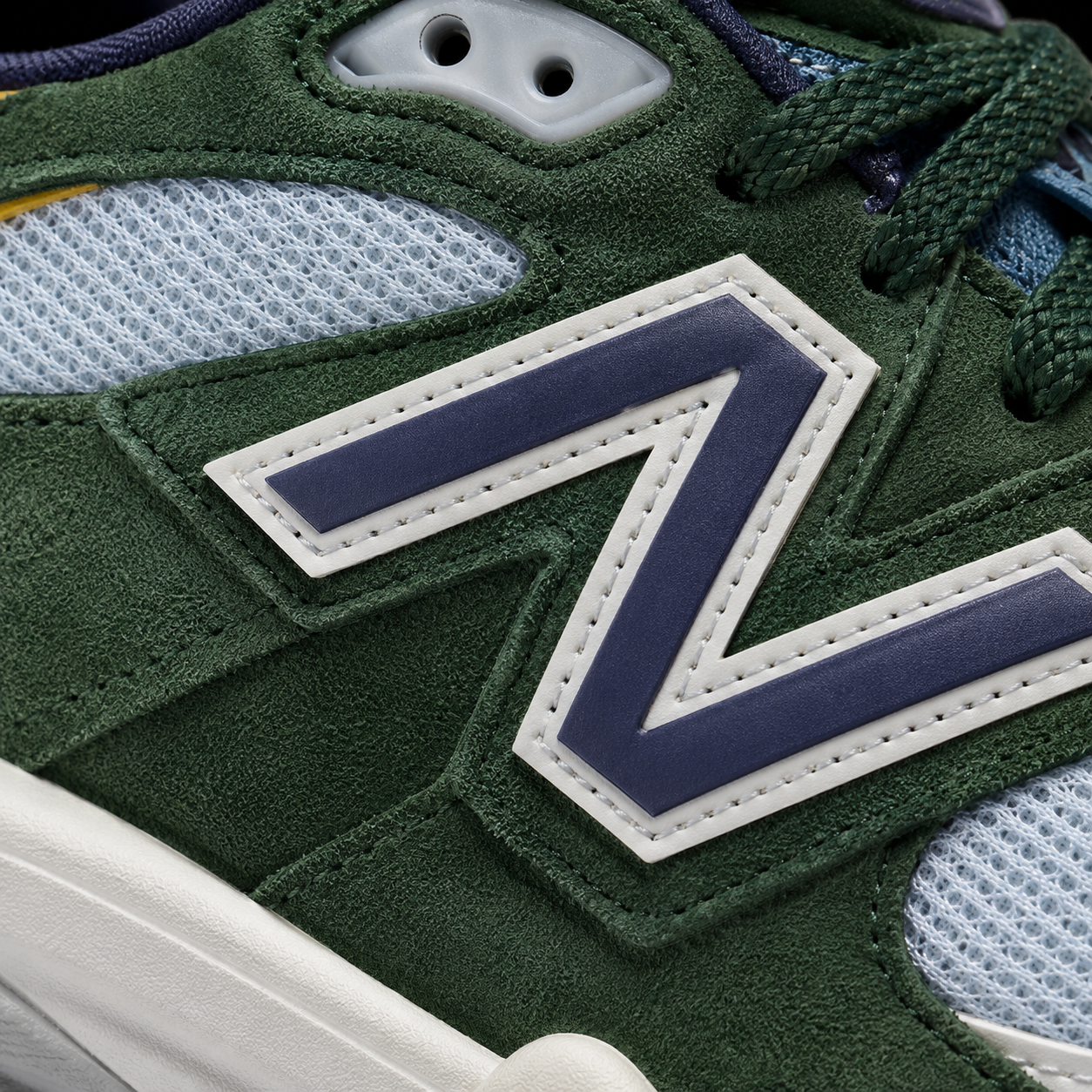 New Balance 9060 Alpine Green, detalle de logo y material — Crazy!Duck Hype