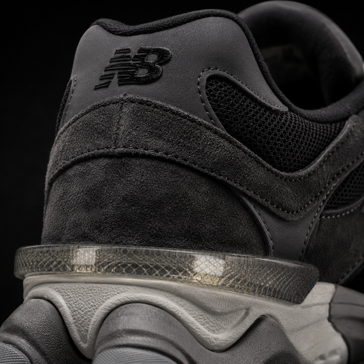 New Balance 9060 Black Castlerock, detalle de logo y material — Crazy!Duck Hype