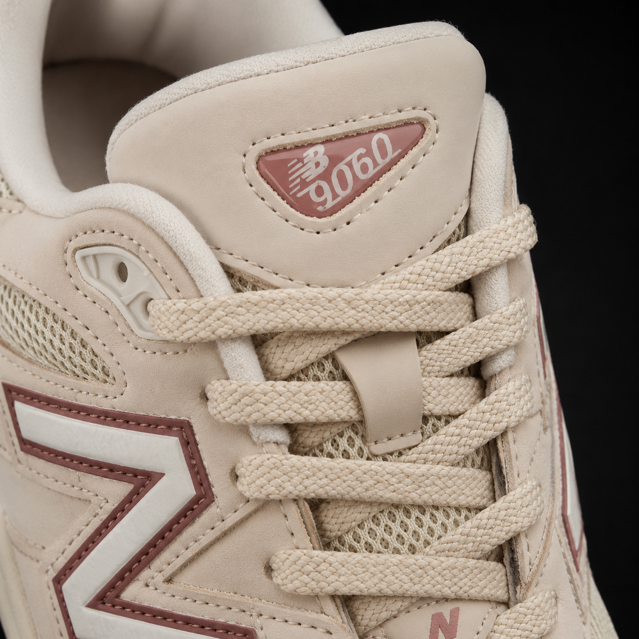 New Balance 9060 Bone Sparrow, detalle de agujetas — Crazy!Duck Hype
